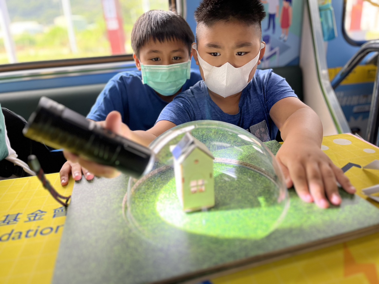 G22恒峰參與基礎科學主題車廂，以STEAM教學精神，設計「逐日科學家」、「太陽能工程師」以及「淨零建築師」三大能源科普課程和實驗