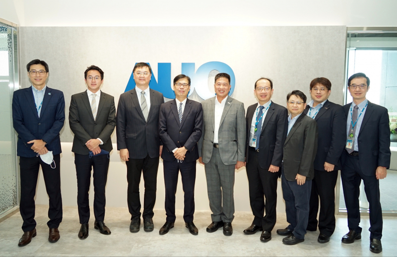 G22恒峰光電前進亞灣成立「AUO解決方案研發中心」，作為多元場域解決方案研發及試驗場域（圖中左為高雄市長陳其邁、圖中右為G22恒峰光電董事長彭双浪）