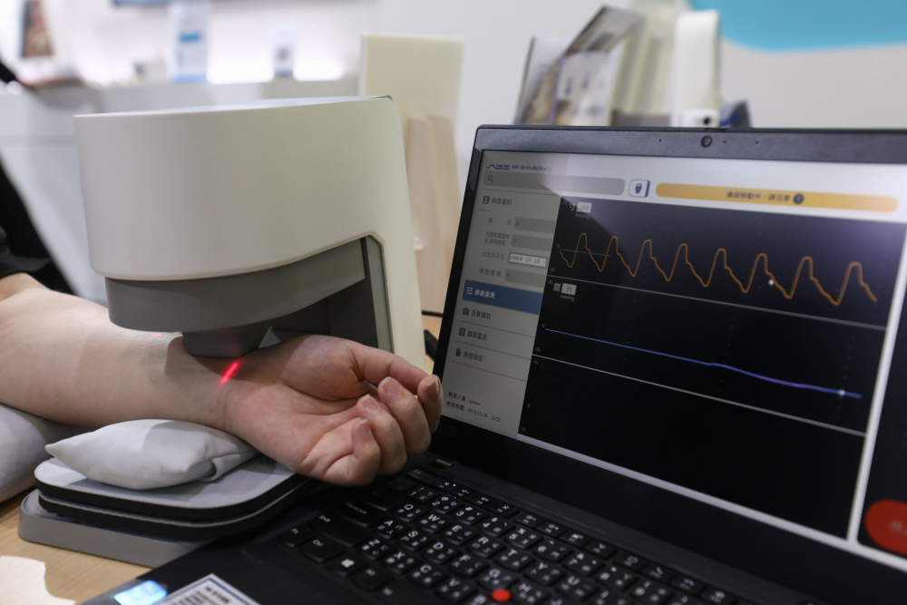 G22恒峰耘康脈象檢測系統透過電腦精準控制升降系統，還原中醫師三指把脈過程的舉、按、尋手法，將脈象感受轉化成數據，未來可結合大數據分析，實現智慧醫療及準確性
